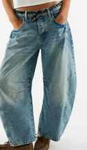 Load image into Gallery viewer, WE THE FREE - Barrel Jeans
