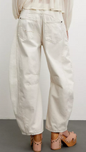 Load image into Gallery viewer, WE THE FREE - Barrel Jeans
