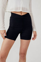 Load image into Gallery viewer, FREE PEOPLE - Free Throw Short - Black
