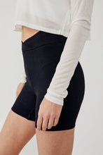 Load image into Gallery viewer, FREE PEOPLE - Free Throw Short - Black
